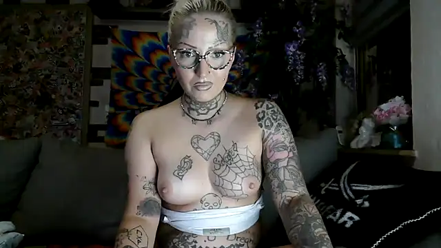 Snapshot of RoxxyInk chatting on October 2025 09:12:02 PM RoxxyInk online show from October 2025 09:12:02 PM