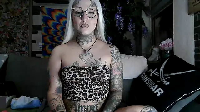 Snapshot of RoxxyInk chatting on November 2025 11:14:02 PM RoxxyInk online show from November 2025 11:14:02 PM