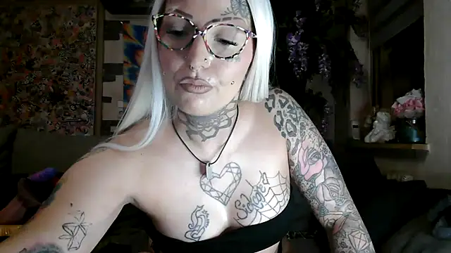 Snapshot of RoxxyInk chatting on November 2025 11:29:01 PM RoxxyInk online show from November 2025 11:29:01 PM