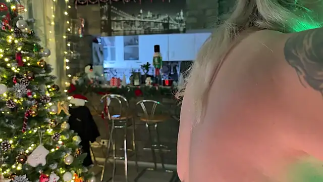 Snapshot of Monageil chatting on December 2025 09:05:02 AM Monageil online show from December 2025 09:05:02 AM