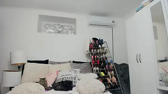 juliahayessxx online show from November 2025 07:03:02 PM