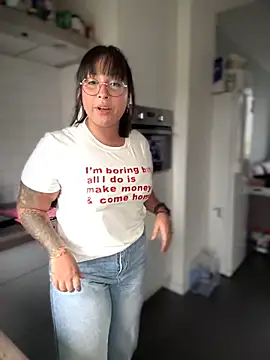 Snapshot of DannaaMeliza chatting on December 2024 11:07:02 AM DannaaMeliza online show from December 2024 11:07:02 AM