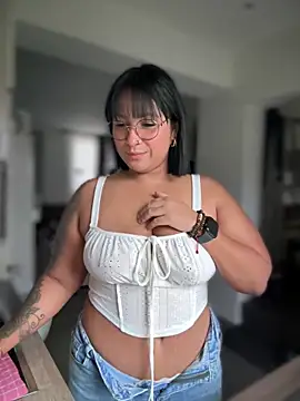 Snapshot of DannaaMeliza chatting on December 2024 09:51:01 AM DannaaMeliza online show from December 2024 09:51:01 AM