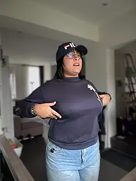 Snapshot of DannaaMeliza chatting on December 2024 10:34:01 AM DannaaMeliza online show from December 2024 10:34:01 AM