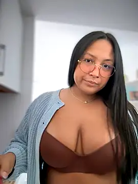 Snapshot of DannaaMeliza chatting on October 2025 10:52:02 AM DannaaMeliza online show from October 2025 10:52:02 AM