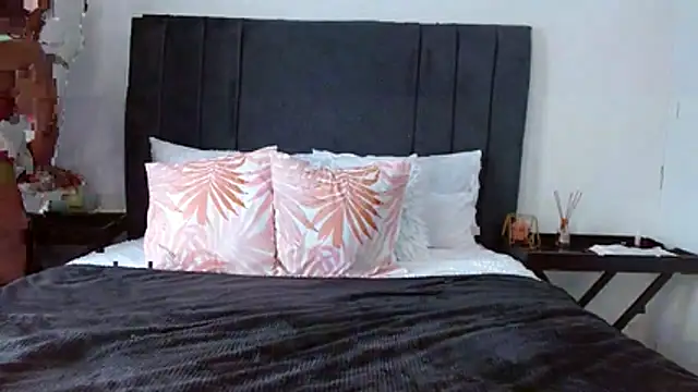 SoftRosee online show from April 2026 12:10:01 PM