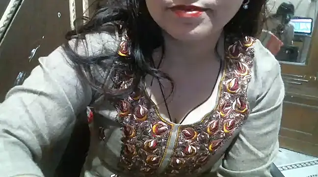 Snapshot of UrsMansi chatting on February 2025 10:58:01 PM UrsMansi online show from February 2025 10:58:01 PM