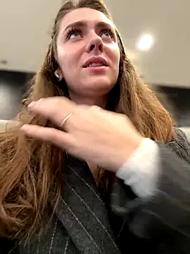 MariiD online show from December 2025 10:11:02 AM