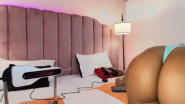 Snapshot of HallyBans chatting on February 2025 07:38:01 PM HallyBans online show from February 2025 07:38:01 PM