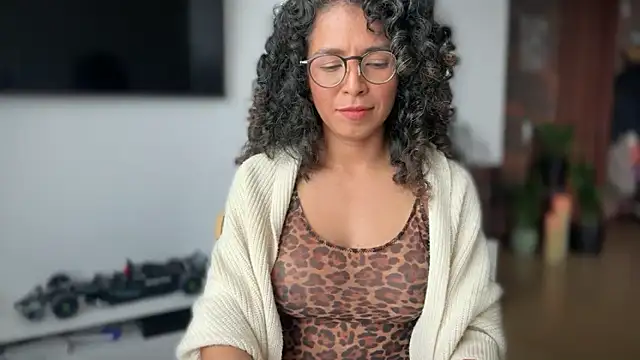 illaroom online show from October 2025 08:41:01 PM