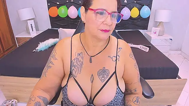 Snapshot of laura_riley chatting on January 2026 12:54:02 PM laura riley online show from January 2026 12:54:02 PM