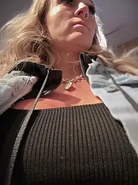 Snapshot of _Rapunzel_ chatting on March 2025 11:05:02 PM Rapunzel online show from March 2025 11:05:02 PM