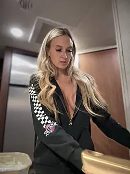 Snapshot of _Rapunzel_ chatting on March 2025 03:07:01 AM Rapunzel online show from March 2025 03:07:01 AM