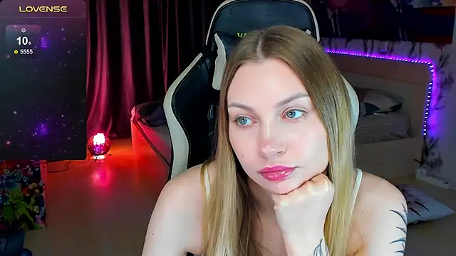 BiMolly online show from November 2025 03:19:02 PM