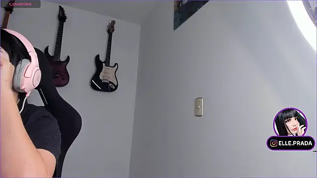 Snapshot of Elle chatting on March 2025 05:10:02 PM Elle online show from March 2025 05:10:02 PM