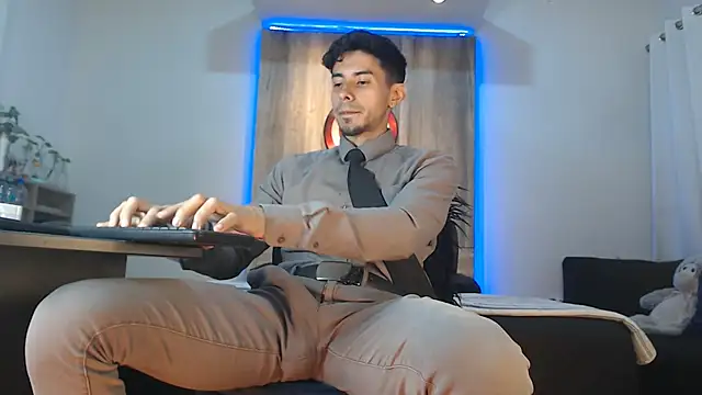 Snapshot of Andrew_4_ chatting on November 2025 04:34:02 AM Andrew 4 online show from November 2025 04:34:02 AM