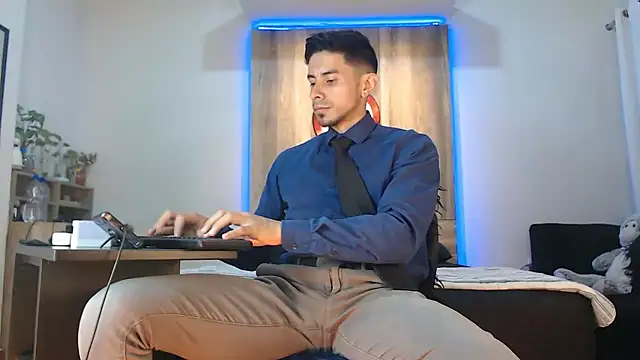 Snapshot of Andrew_4_ chatting on December 2025 02:43:02 AM Andrew 4 online show from December 2025 02:43:02 AM