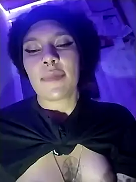 Snapshot of LUNAdeMARTE chatting on December 2024 06:17:02 AM LUNAdeMARTE online show from December 2024 06:17:02 AM