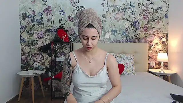 RoseDiamond06 online show from May 2026 01:50:01 PM