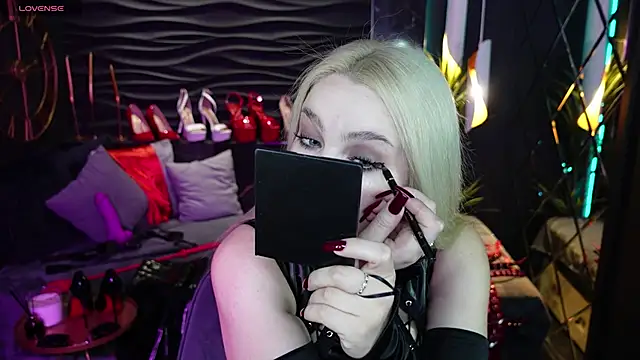 Snapshot of MistressDarsy chatting on January 2025 06:03:02 AM MistressDarsy online show from January 2025 06:03:02 AM