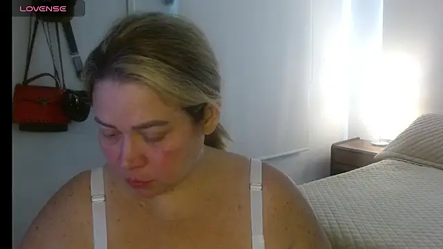 Snapshot of bella_savati chatting on October 2025 06:52:02 PM bella savati online show from October 2025 06:52:02 PM