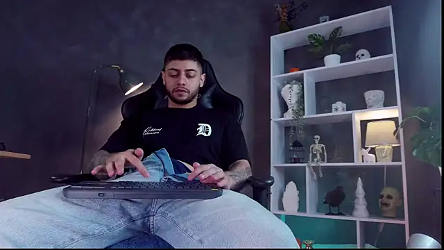 alessandro duty online show from October 2025 04:08:02 PM