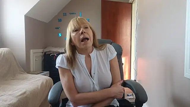 Snapshot of hollyjanesmith chatting on December 2024 12:05:01 PM hollyjanesmith online show from December 2024 12:05:01 PM