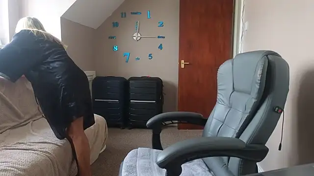 Snapshot of hollyjanesmith chatting on October 2025 11:19:01 AM hollyjanesmith online show from October 2025 11:19:01 AM