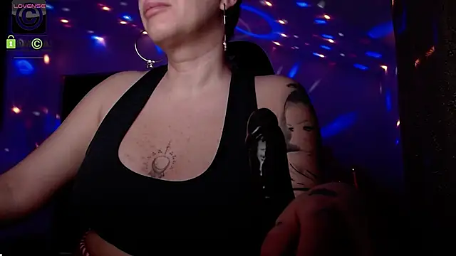 Snapshot of SonyaDevon chatting on April 2026 05:05:01 AM SonyaDevon online show from April 2026 05:05:01 AM