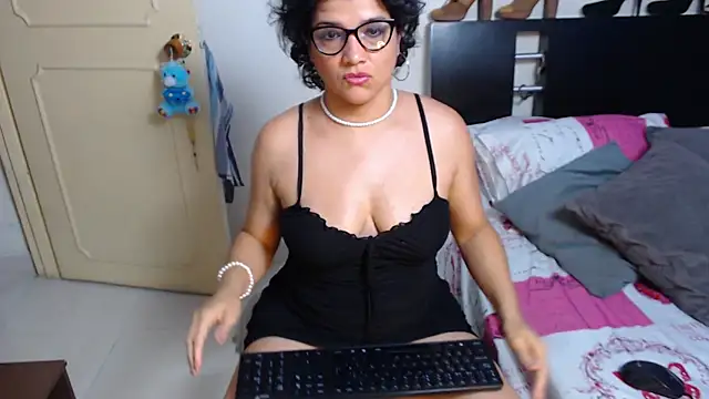 Snapshot of GlendaStarx chatting on February 2025 09:17:01 PM GlendaStarx online show from February 2025 09:17:01 PM