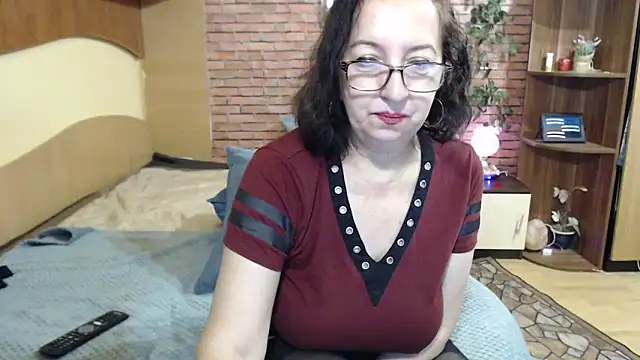 Snapshot of EvelyneFlirtyMilf chatting on March 2026 05:19:01 AM EvelyneFlirtyMilf online show from March 2026 05:19:01 AM