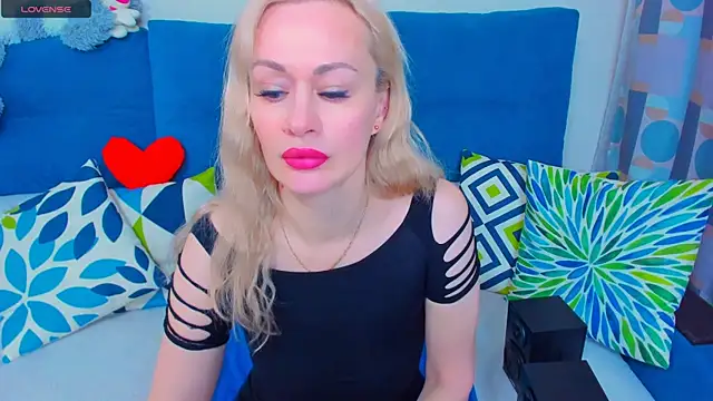 Snapshot of EllenMoore chatting on December 2024 06:11:02 AM EllenMoore online show from December 2024 06:11:02 AM