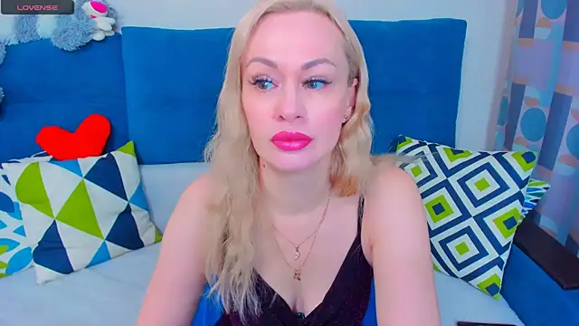 Snapshot of EllenMoore chatting on December 2024 02:41:02 AM EllenMoore online show from December 2024 02:41:02 AM