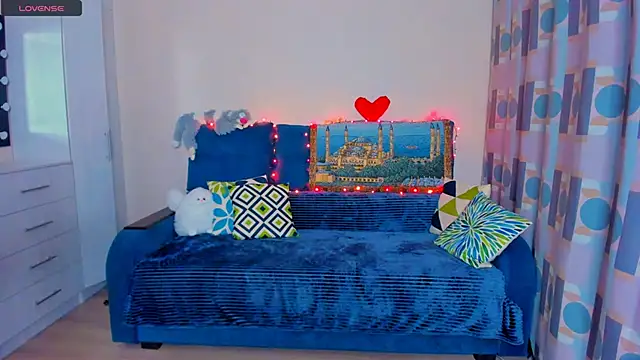 Snapshot of EllenMoore chatting on December 2024 02:30:02 AM EllenMoore online show from December 2024 02:30:02 AM