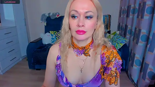 Snapshot of EllenMoore chatting on December 2024 05:34:01 AM EllenMoore online show from December 2024 05:34:01 AM