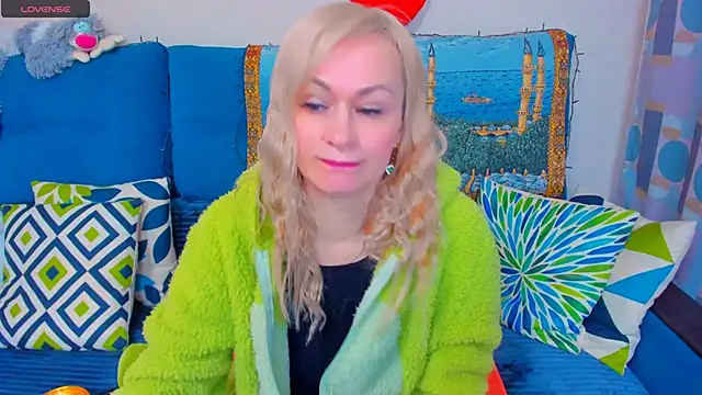 Snapshot of EllenMoore chatting on December 2024 02:44:02 AM EllenMoore online show from December 2024 02:44:02 AM