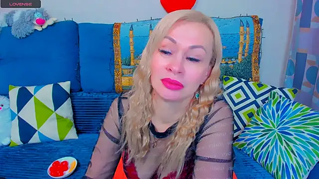 Snapshot of EllenMoore chatting on December 2024 05:51:02 AM EllenMoore online show from December 2024 05:51:02 AM