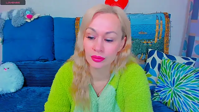 Snapshot of EllenMoore chatting on December 2024 05:40:02 AM EllenMoore online show from December 2024 05:40:02 AM