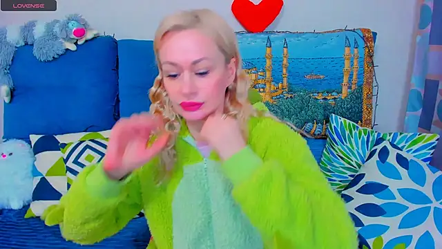 Snapshot of EllenMoore chatting on December 2024 02:41:01 AM EllenMoore online show from December 2024 02:41:01 AM