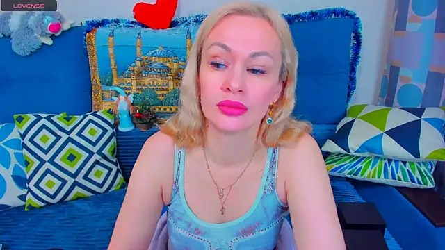 Snapshot of EllenMoore chatting on December 2024 05:49:02 AM EllenMoore online show from December 2024 05:49:02 AM