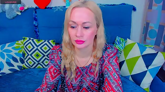 Snapshot of EllenMoore chatting on December 2024 03:40:01 AM EllenMoore online show from December 2024 03:40:01 AM