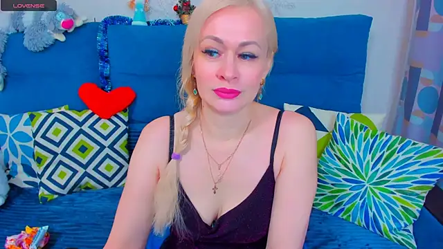 Snapshot of EllenMoore chatting on January 2025 05:33:01 AM EllenMoore online show from January 2025 05:33:01 AM