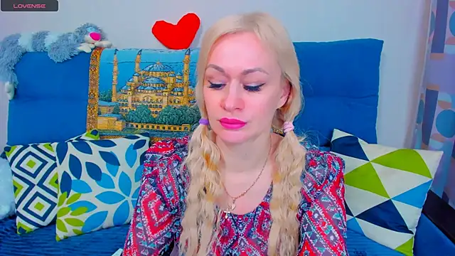 Snapshot of EllenMoore chatting on January 2025 05:34:01 AM EllenMoore online show from January 2025 05:34:01 AM