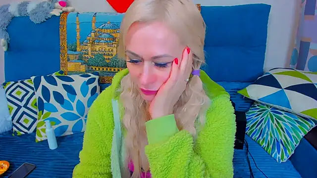 Snapshot of EllenMoore chatting on January 2025 05:41:02 AM EllenMoore online show from January 2025 05:41:02 AM