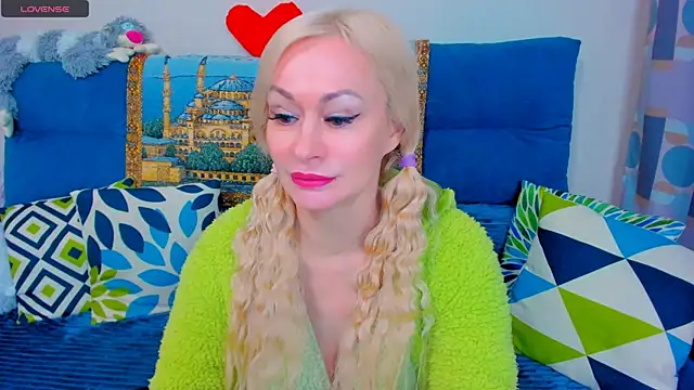 Snapshot of EllenMoore chatting on January 2025 05:44:02 AM EllenMoore online show from January 2025 05:44:02 AM