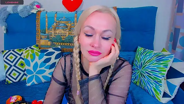 Snapshot of EllenMoore chatting on January 2025 02:30:01 AM EllenMoore online show from January 2025 02:30:01 AM