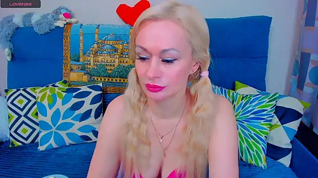 Snapshot of EllenMoore chatting on January 2025 05:32:01 AM EllenMoore online show from January 2025 05:32:01 AM