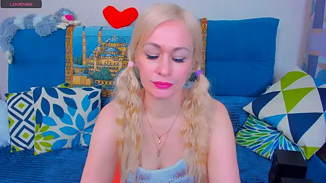 Snapshot of EllenMoore chatting on January 2025 02:36:01 AM EllenMoore online show from January 2025 02:36:01 AM