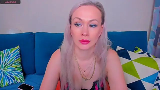 Snapshot of EllenMoore chatting on September 2025 03:05:01 AM EllenMoore online show from September 2025 03:05:01 AM