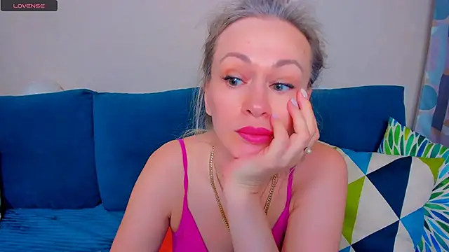 Snapshot of EllenMoore chatting on September 2025 02:23:01 AM EllenMoore online show from September 2025 02:23:01 AM